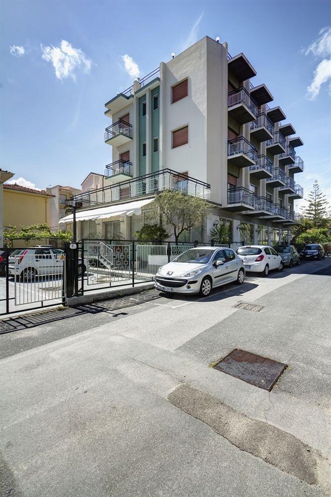 Hotel Virginia Diano Marina Extérieur photo