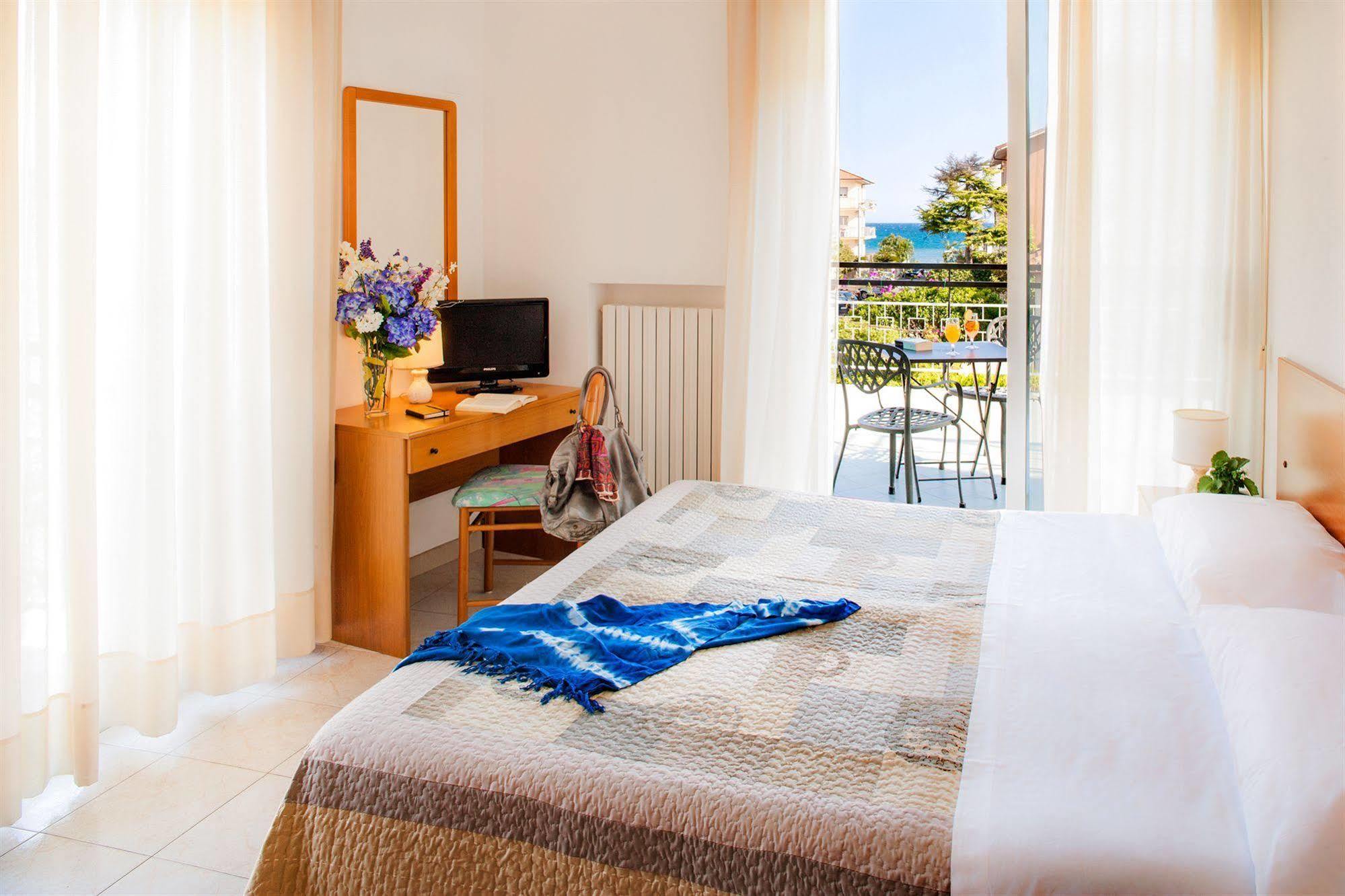 Hotel Virginia Diano Marina Extérieur photo